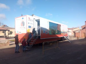 Grupo de escolares accediendo a la unidad móvil ProtecCyL en El Perdigón (Zamora)